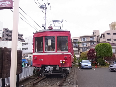 駐車場に置いてある京浜急行の電車